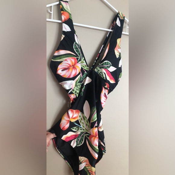 NWT SWIM BATHING Suit  - One piece SEA LEVEL SWIM Sundown Blk Floral Sz 6 $140 - Picture 1 of 1